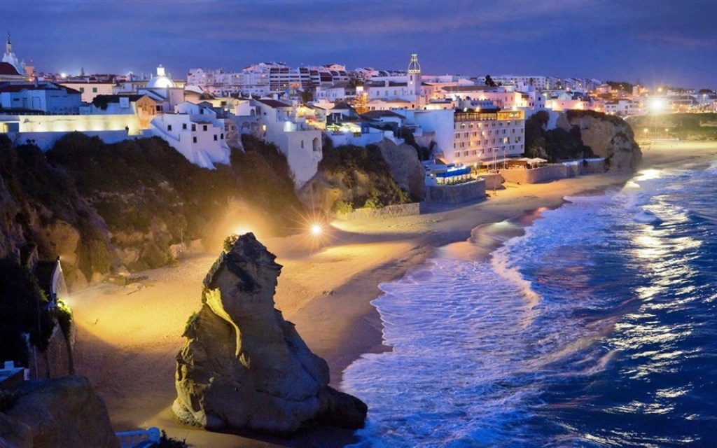 albufeira-at-night.jpg.1024×640.thumb.axd